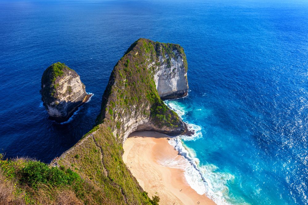 https://api.amazevacations.com/uploads/large_kelingking_beach_nusa_penida_island_bali_indonesia_2f04245a42.jpg